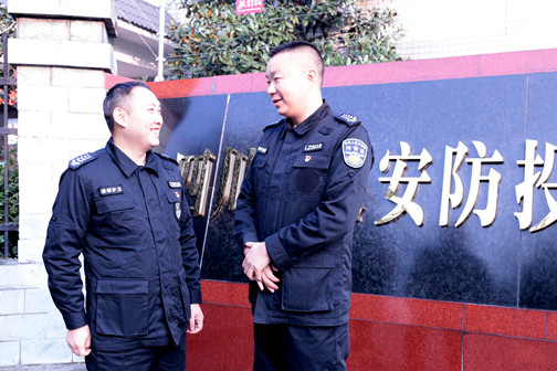 蒲勇(图左)与同事交流.jpg 蒲勇(图左)与同事交流.jpg