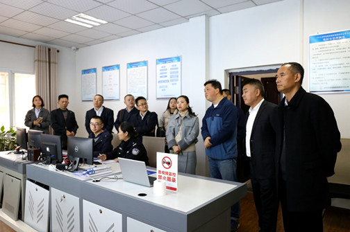 听取介绍.jpg 听取介绍.jpg